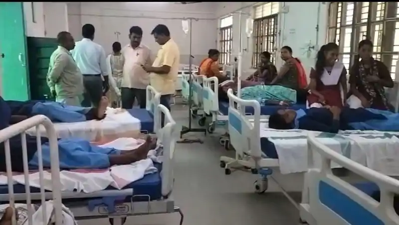 प्रार्थना सभा में एक-एक कर गिरने लगी छात्राएं, एक दिन बाद फिर से विद्यालय की छात्राएं हुई बीमार प्रार्थना सभा में एक-एक कर गिरने लगी छात्राएं, एक दिन बाद फिर से विद्यालय की छात्राएं हुई बीमार