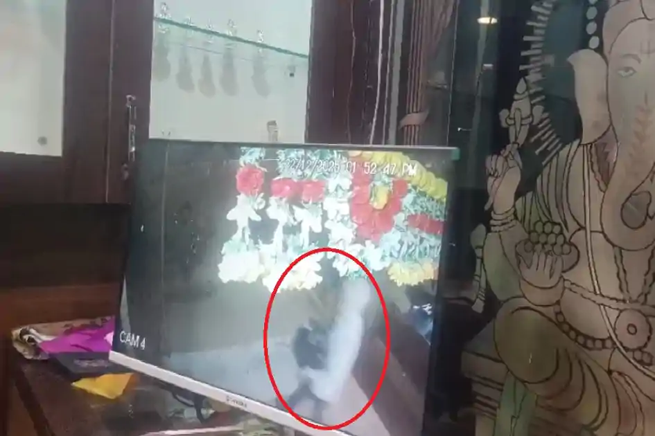 सिमडेगा : बानो में चोरों ने ज्वेलरी शॉप से उड़ाया करोड़ों का सोना, सीसीटीवी में कैद हुई वारदात 