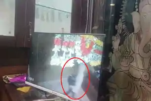 सिमडेगा : बानो में चोरों ने ज्वेलरी शॉप से उड़ाया करोड़ों का सोना, सीसीटीवी में कैद हुई वारदात 