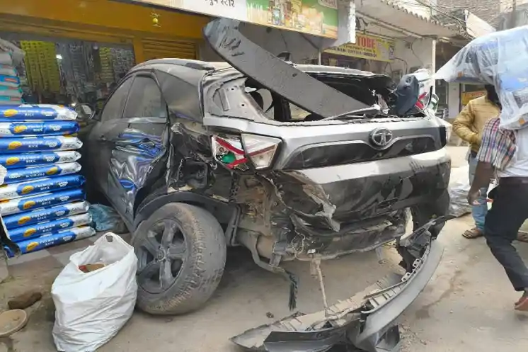 चुटिया मेन रोड पर नशे में धुत ड्राइवर ने खड़ी कार को मारी टक्कर, आरोपी चालक मौके से फरार