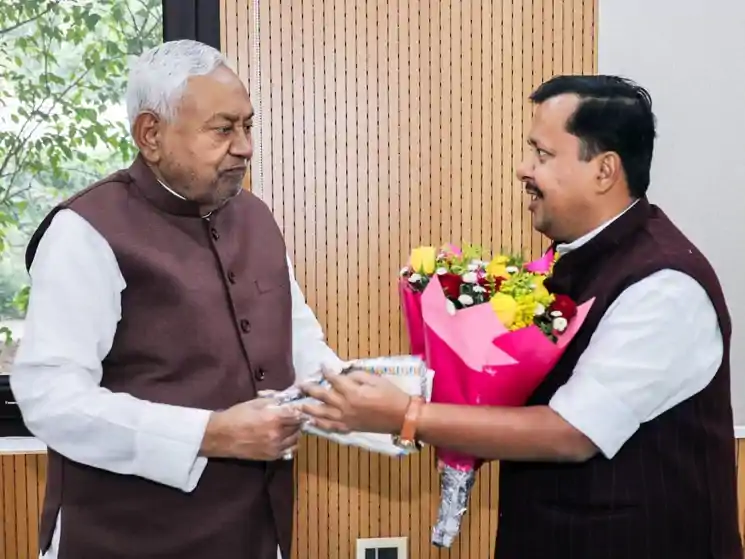 मुख्यमंत्री नीतीश कुमार से मिले नितिन नवीन, साथ दिखे सम्राट चौधरी और विजय सिन्हा