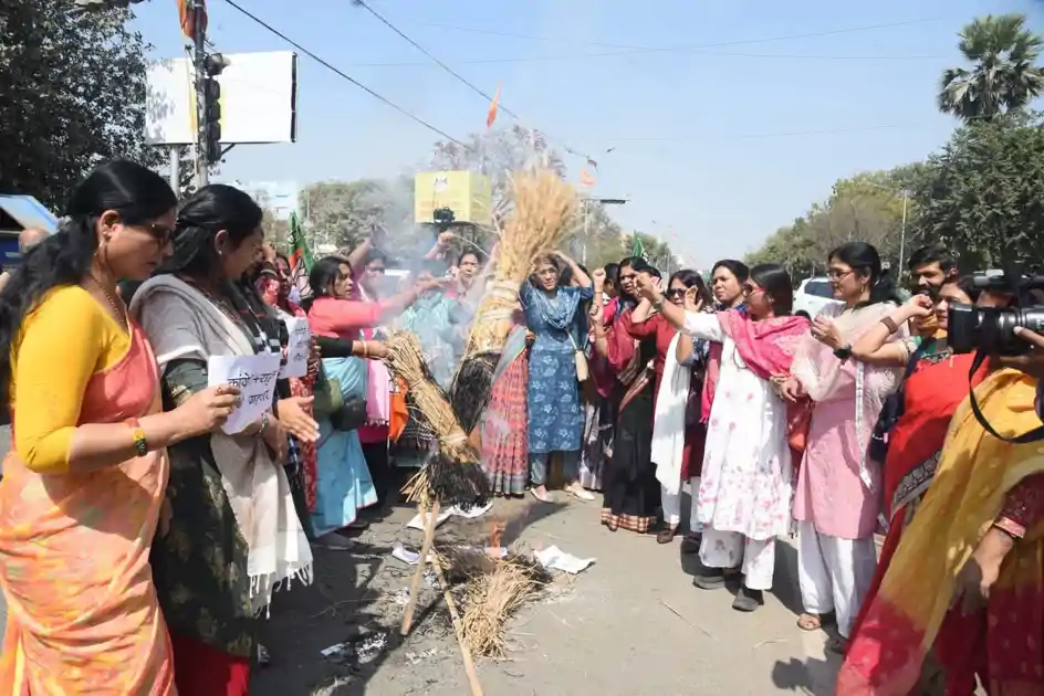 एआई समिट में कांग्रेस के हंगामे के विरोध में भाजपा प्रदेश महिला मोर्चा की महिलाएं सड़क पर उतरीं, किया जोरदार प्रदर्शन
