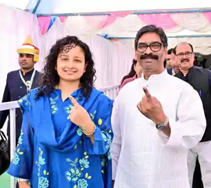 पत्नी संग वोट डालने पहुंचे CM हेमंत, मतदाताओं से की शांतिपूर्ण मतदान की अपील