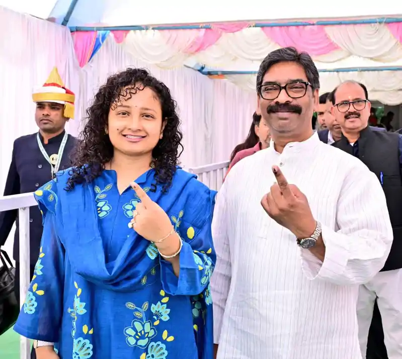 पत्नी संग वोट डालने पहुंचे CM हेमंत, मतदाताओं से की शांतिपूर्ण मतदान की अपील पत्नी संग वोट डालने पहुंचे CM हेमंत, मतदाताओं से की शांतिपूर्ण मतदान की अपील