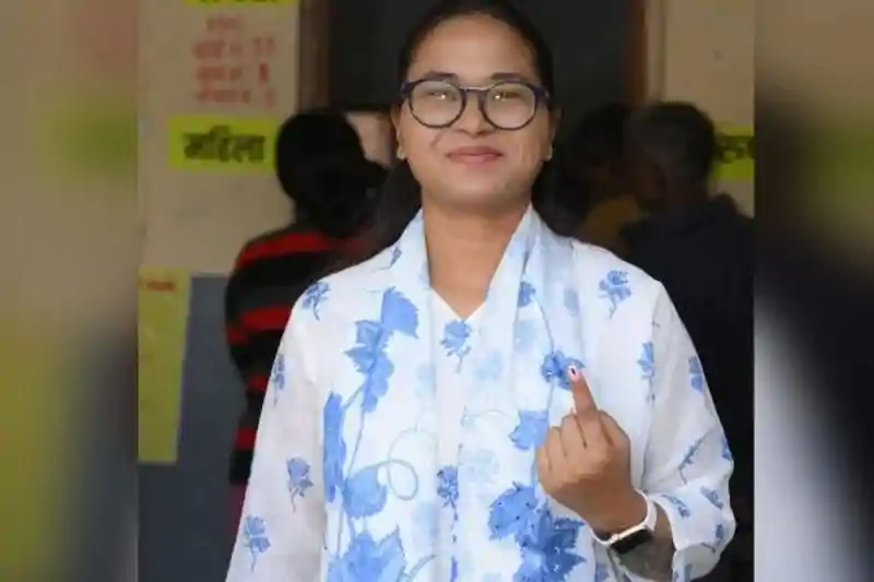 मंत्री शिल्पी नेहा तिर्की ने किया मतदान, युवाओं से की जागरूक भागीदारी की अपील मंत्री शिल्पी नेहा तिर्की ने किया मतदान, युवाओं से की जागरूक भागीदारी की अपील