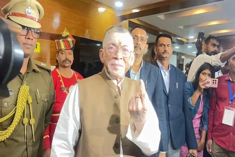 रांची में राज्यपाल संतोष गंगवार ने डाला वोट, कहा-"स्थानीय विकास के लिए सजग रहें मतदाता"