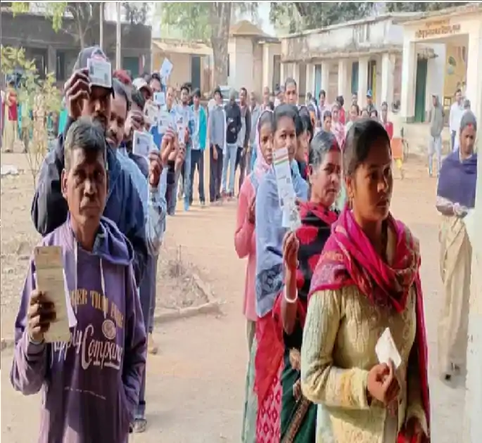 नगर निकाय चुनाव 2026: 48 शहरी निकायों में मतदान जारी, दोपहर 1 बजे तक रांची में 24.90% वोटिंग