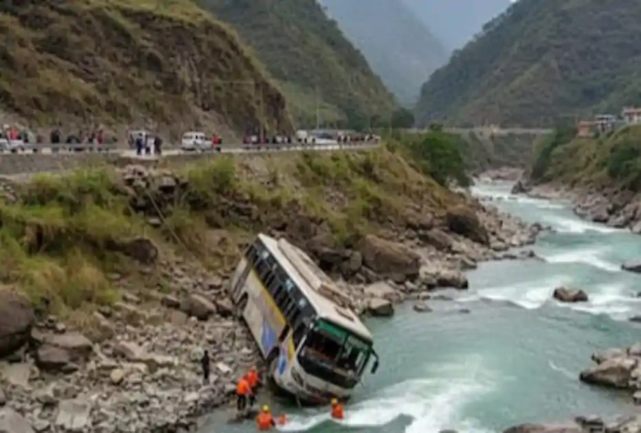 पोखरा से काठमांडू आ रही बस त्रिशूली नदी में गिरी, 18 की मौत, 26 घायल