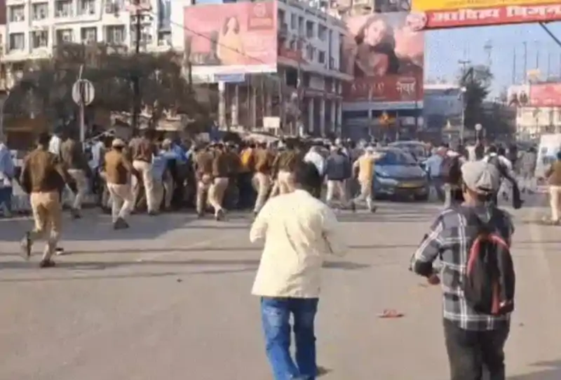 पटना में दफादार-चौकीदारों का उग्र प्रदर्शन, डाकबंगला चौराहा पर लाठीचार्ज Patna लाठीचार्ज