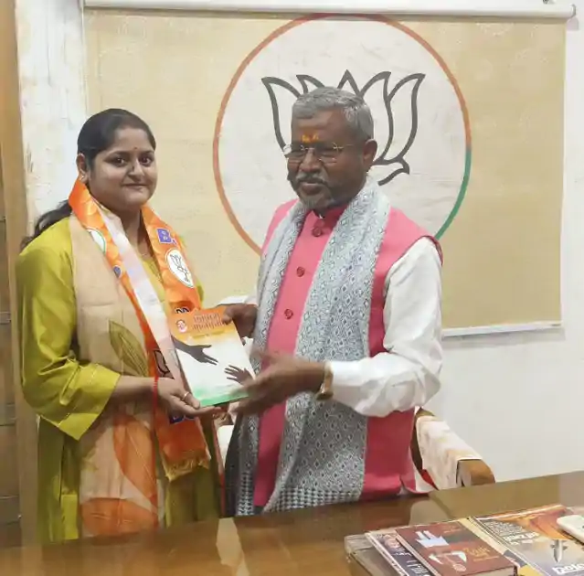 वसंत पंचमी पर कांग्रेस को झटका, युवा कांग्रेस की महासचिव अंशु तिवारी सिन्हा ने थामा भाजपा का दामन