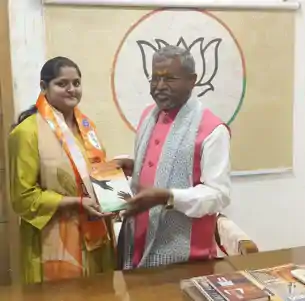 वसंत पंचमी पर कांग्रेस को झटका, युवा कांग्रेस की महासचिव अंशु तिवारी सिन्हा ने थामा भाजपा का दामन