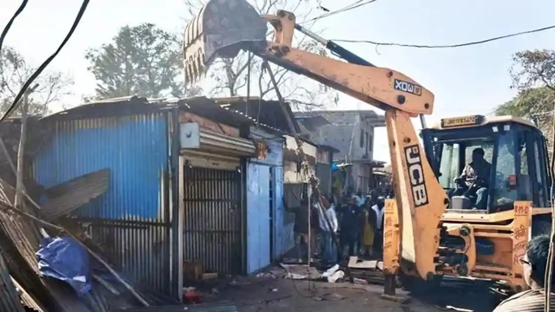 रांची में अतिक्रमण पर नगर निगम की अब तक की सबसे सख्त कार्रवाई, डोरंडा बाजार में चला बुलडोजर