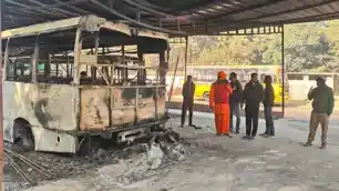 पिंड्राजोरा में अपराधियों का दुस्साहस! स्कूल की बसें फूंकी, लाखों का नुकसान