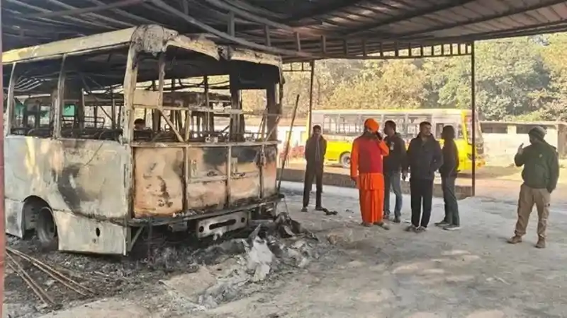 पिंड्राजोरा में अपराधियों का दुस्साहस! स्कूल की बसें फूंकी, लाखों का नुकसान