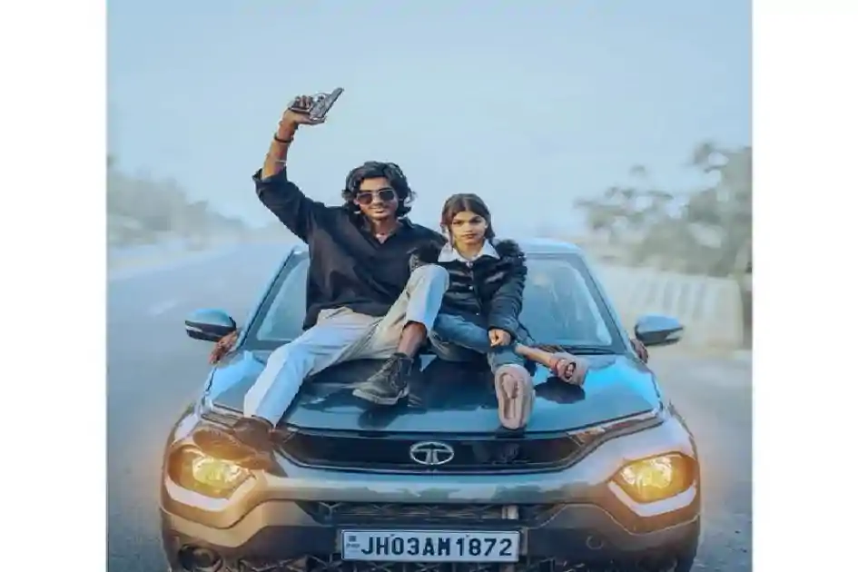 बोनट पर बैठकर हथियार लहराने वाले वायरल रील पर सरकार सख्त, परिवहन मंत्री ने दिये तत्काल कार्रवाई के आदेश