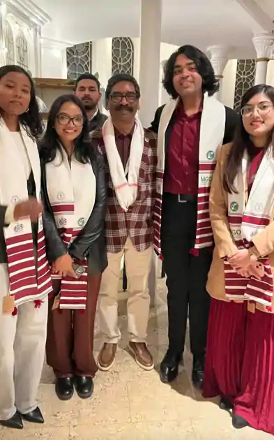 लंदन : ‘जोहार’ से शुरू हुआ वैश्विक संवाद, चेवनिंग स्कॉलर अल्फा टोप्पो ने बढ़ाया झारखंड का मान