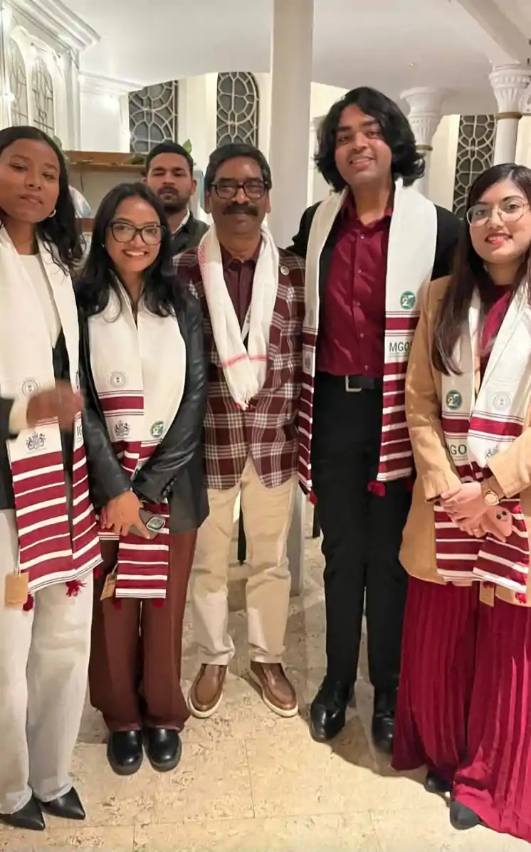 लंदन : ‘जोहार’ से शुरू हुआ वैश्विक संवाद, चेवनिंग स्कॉलर अल्फा टोप्पो ने बढ़ाया झारखंड का मान