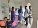 एसआईआर: वक्त पर कार्य पूरा करने वाली दो बीएलओ सम्मानित 