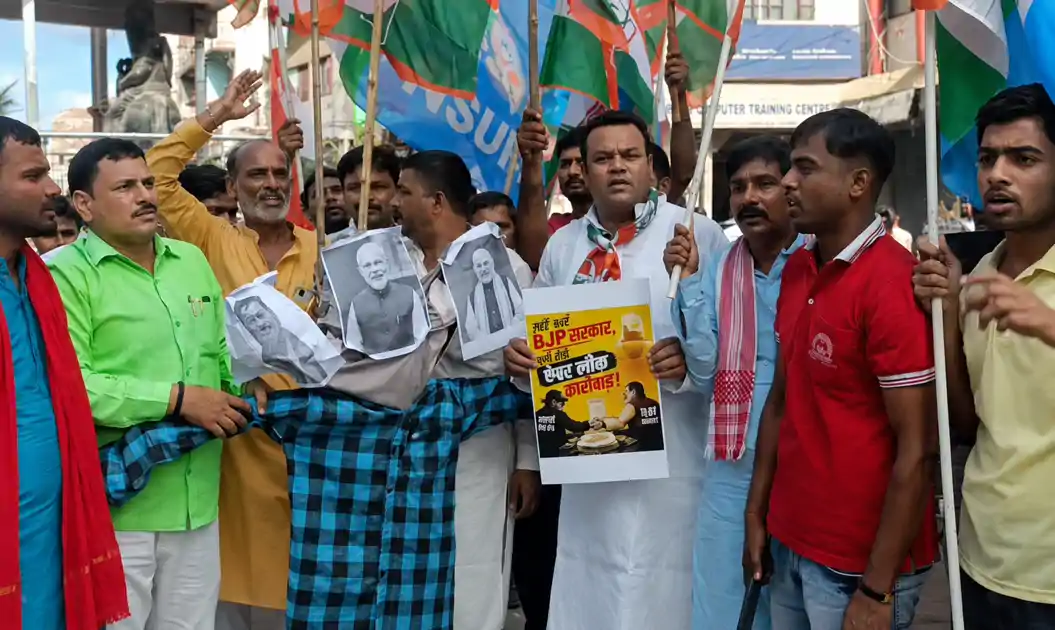 पेपर लीक, छात्रों पर कार्रवाई के विरोध में कांग्रेस का आक्रोश मार्च, पीएम, गृहमंत्री का फूंका पुतला
