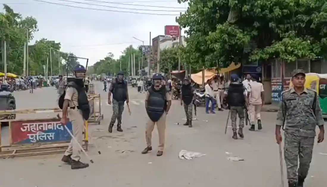 नीट पेपर लीक: डीएम आवास पर पथराव, हालात पर काबू के लिए पुलिस की हवाई फायरिंग