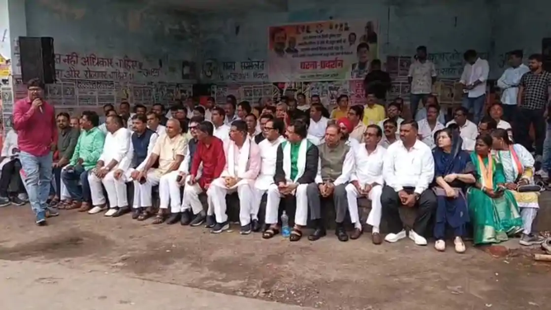 नीट पेपर लीक पर धनबाद में कांग्रेस का हल्ला बोल, केंद्र सरकार के खिलाफ धरना