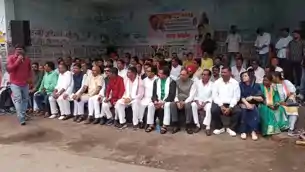 नीट पेपर लीक पर धनबाद में कांग्रेस का हल्ला बोल, केंद्र सरकार के खिलाफ धरना