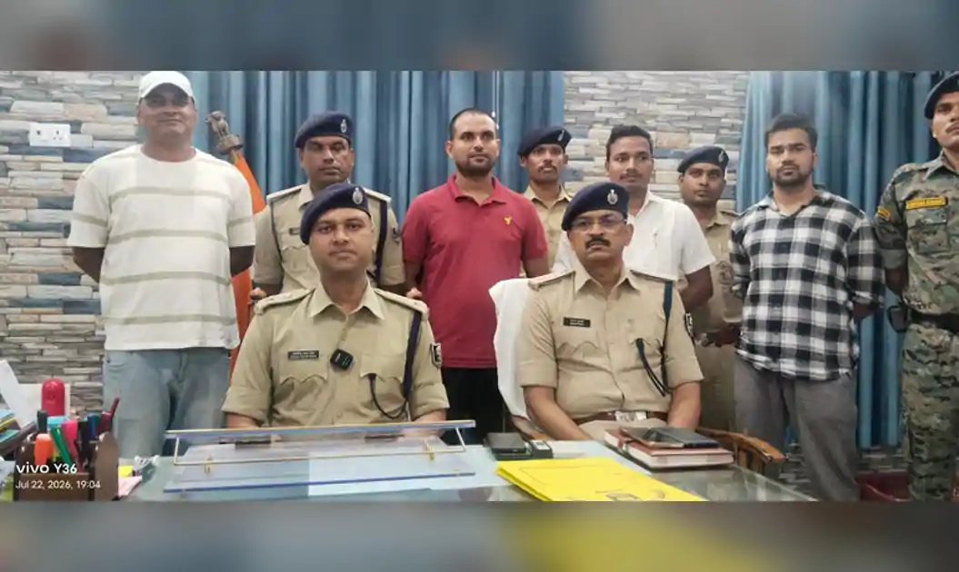 चोरी की छह प्रतिमा, नगद और लग्जरी कार के साथ तीन अपराधी गिरफ्तार