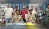 चोरी की छह प्रतिमा, नगद और लग्जरी कार के साथ तीन अपराधी गिरफ्तार