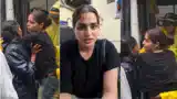 'धुरंधर' फेम आयशा खान हिरासत में, पकड़कर पुलिस वैन में बैठाया, हाथ कांप रहे थे
