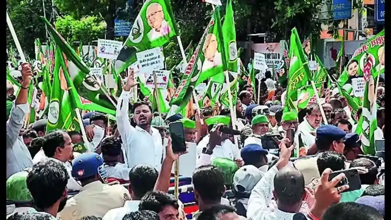 JPSC विवाद ने पकड़ा तूल, भाजयुमो के बाद आज युवा राजद का प्रदर्शन JPSC विवाद ने पकड़ा तूल, भाजयुमो के बाद आज युवा राजद का प्रदर्शन