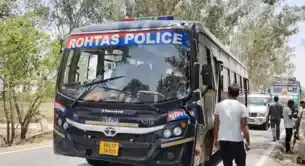 पुलिस बस और ट्रक की भीषण टक्कर, तेरह पुलिसकर्मी घायल, एक की हालत गंभीर