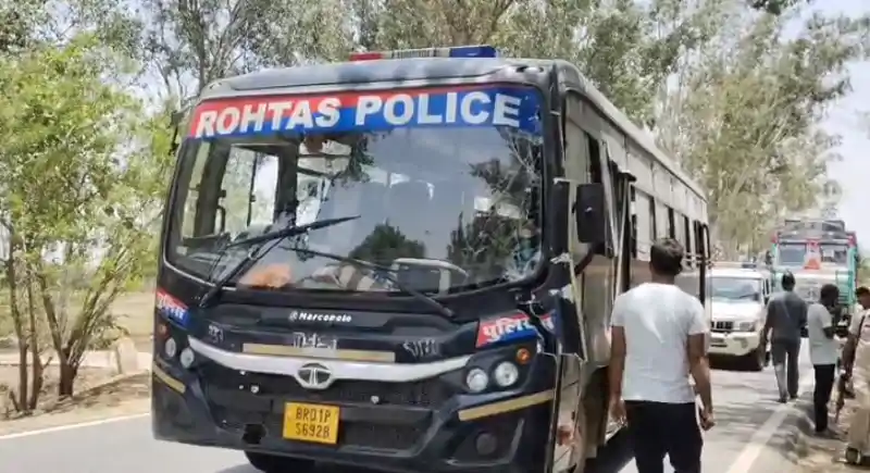 पुलिस बस और ट्रक की भीषण टक्कर, तेरह पुलिसकर्मी घायल, एक की हालत गंभीर