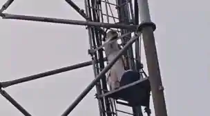 सुबह सुबह ही मचा बवाल, पति ने की दूसरी शादी, बेटे के साथ मोबाइल टावर पर चढी पहली पत्नी