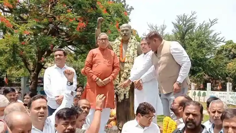 'एक देश, एक विधान' के प्रणेता डॉ. श्यामा प्रसाद मुखर्जी को BJP नेताओं ने किया नमन 'एक देश, एक विधान' के प्रणेता डॉ. श्यामा प्रसाद मुखर्जी को BJP नेताओं ने किया नमन