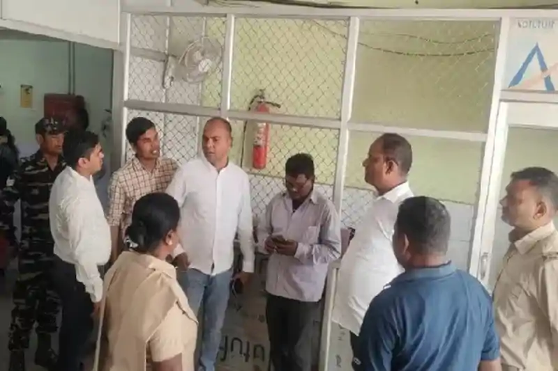 धनबाद : सड़क हादसे में CID की महिला सब-इंस्पेक्टर की मौत, सरहुल के बाद ड्यूटी पर लौटते समय हुई दुर्घटना Dhanbad: Female CID sub-inspector dies in road accident while returning to duty after Sarhul