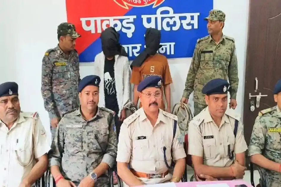 पाकुड़ में अवैध हथियार के साथ दो गिरफ्तार, किन्नर समुदाय से जुड़ा है एक आरोपी  