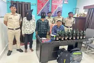 रांची रेलवे स्टेशन से दो युवक अवैध शराब के साथ गिरफ्तार, बिहार में खपाने की थी तैयारी 