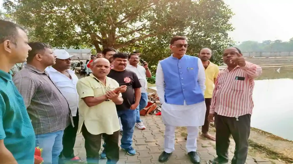 छठ महापर्व को लेकर केंद्रीय रक्षा राज्य मंत्री संजय सेठ ने घाटों का निरीक्षण किया