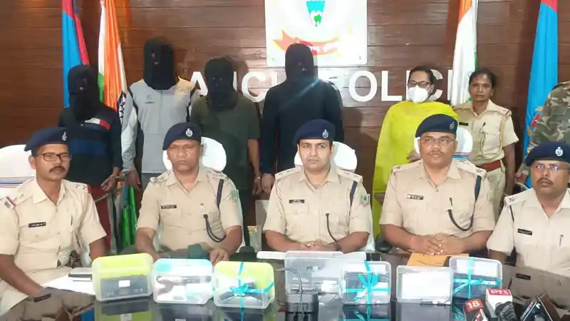 कुख्यात गैंगस्टर सुजीत सिन्हा की पत्नी समेत 5 गुर्गे गिरफ्तार, पुलिस ने किये चौंकाने वाले खुलासे कुख्यात गैंगस्टर सुजीत सिन्हा की पत्नी समेत 5 गुर्गे गिरफ्तार, पुलिस ने किये चौंकाने वाले खुलासे