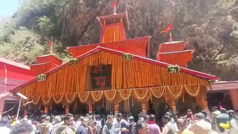 भैया दूज पर यमुनोत्री धाम के कपाट बंद, मां यमुना की डोली खरसाली शीतकालीन गद्दी के लिए रवाना भैया दूज पर यमुनोत्री धाम के कपाट बंद, मां यमुना की डोली खरसाली शीतकालीन गद्दी के लिए रवाना