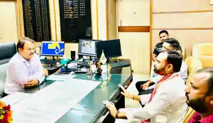 BSL ठेका कर्मियों की संभावित छंटनी पर रोक लगाने की मांग को लेकर भाजपा नेता ने निदेशक को सौंपा ज्ञापन