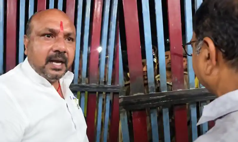 वोटिंग से पहले RJD उम्मीदवार के घर पुलिस के पहुंचने पर हुआ बवाल, गरमा गए तेजस्वी वोटिंग से पहले RJD उम्मीदवार के घर पुलिस के पहुंचने पर हुआ बवाल, गरमा गए तेजस्वी