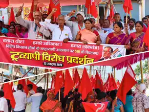 SIR रद्द करने की मांग को लेकर किसानों ने निकाला मार्च