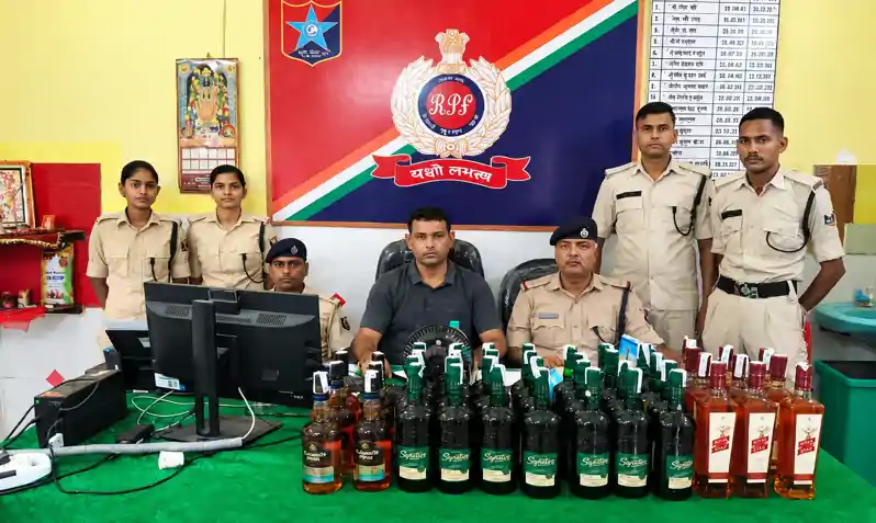 वाशिंगपिट पहुंची खाली ट्रेन के AC कोच से 33 लीटर विदेशी शराब बरामद वाशिंगपिट पहुंची खाली ट्रेन के AC कोच से 33 लीटर विदेशी शराब बरामद