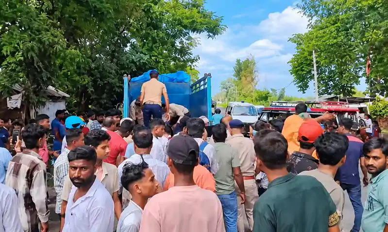 NH-727 पर भीषण सड़क हादसा, 3 की मौत, पहले भी गई थी 5 की जान NH-727 पर भीषण सड़क हादसा, 3 की मौत, पहले भी गई थी 5 की जान