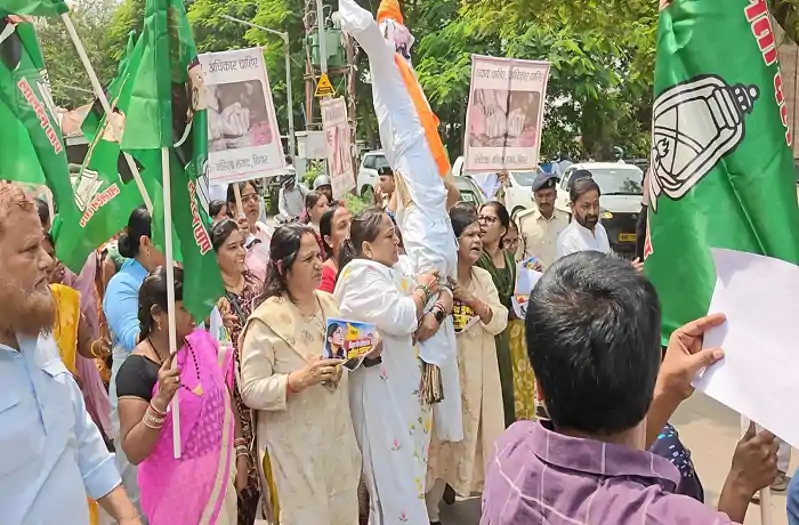जमुई की घटना के विरोध में और CM के इस्तीफा की मांग को लेकर RJD के नेताओं व कार्यकर्ताओं ने किया पुतला दहन जमुई की घटना के विरोध में और CM के इस्तीफा की मांग को लेकर RJD के नेताओं व कार्यकर्ताओं ने किया पुतला दहन