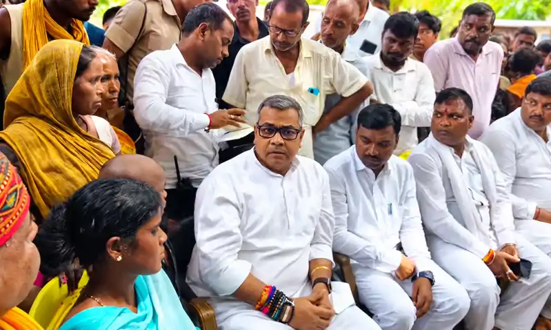 अजय मांझी मौत मामला: पीड़ित परिवार से मिले अरुण भारती, निष्पक्ष जांच की मांग