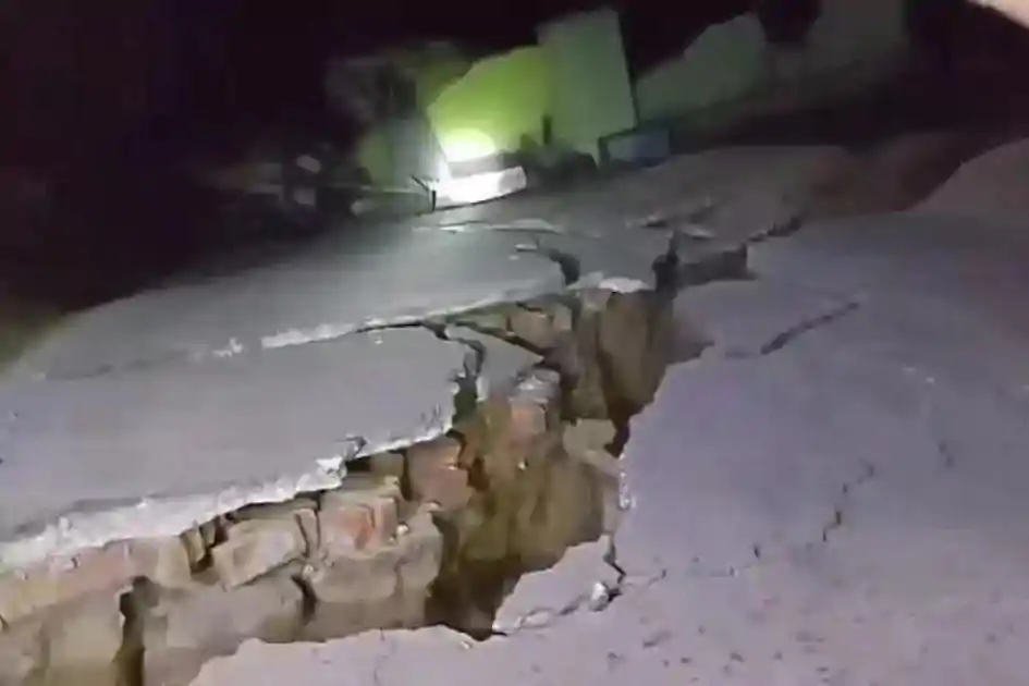 धनबाद में धंसी धरती, टंडाबाड़ी बस्ती के 10 घर जमींदोज, दहशत में लोग 