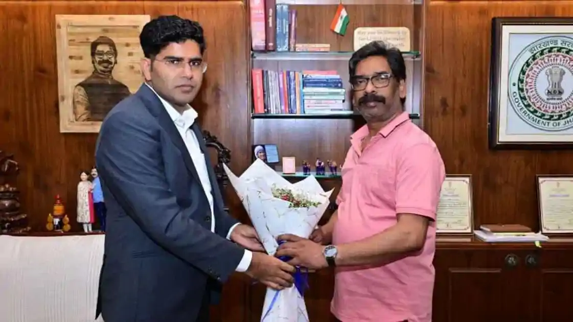 लोहरदगा के नये उपायुक्त ने मुख्यमंत्री से की मुलाकात, विकास योजनाओं की प्रगति पर हुई विस्तृत चर्चा