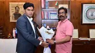 लोहरदगा के नये उपायुक्त ने मुख्यमंत्री से की मुलाकात, विकास योजनाओं की प्रगति पर हुई विस्तृत चर्चा